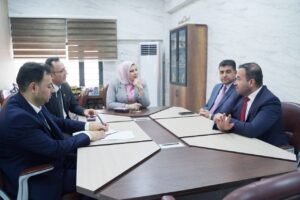 السيدة رئيس الجامعة التقنية الشمالية تعقد اجتماعاً استثنائياً مع عدد من مديري الأقسام في رئاسة الجامعة. 