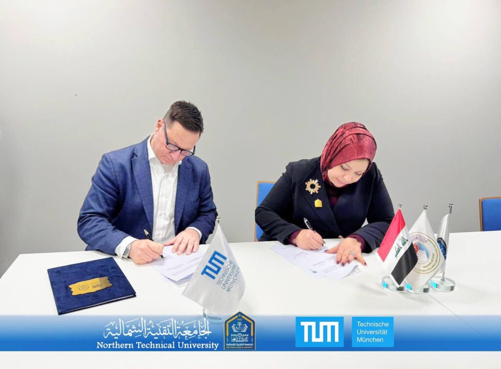 The Dean of the College of Engineering Technology signs a joint scientific cooperation agreement with the College of Natural Sciences